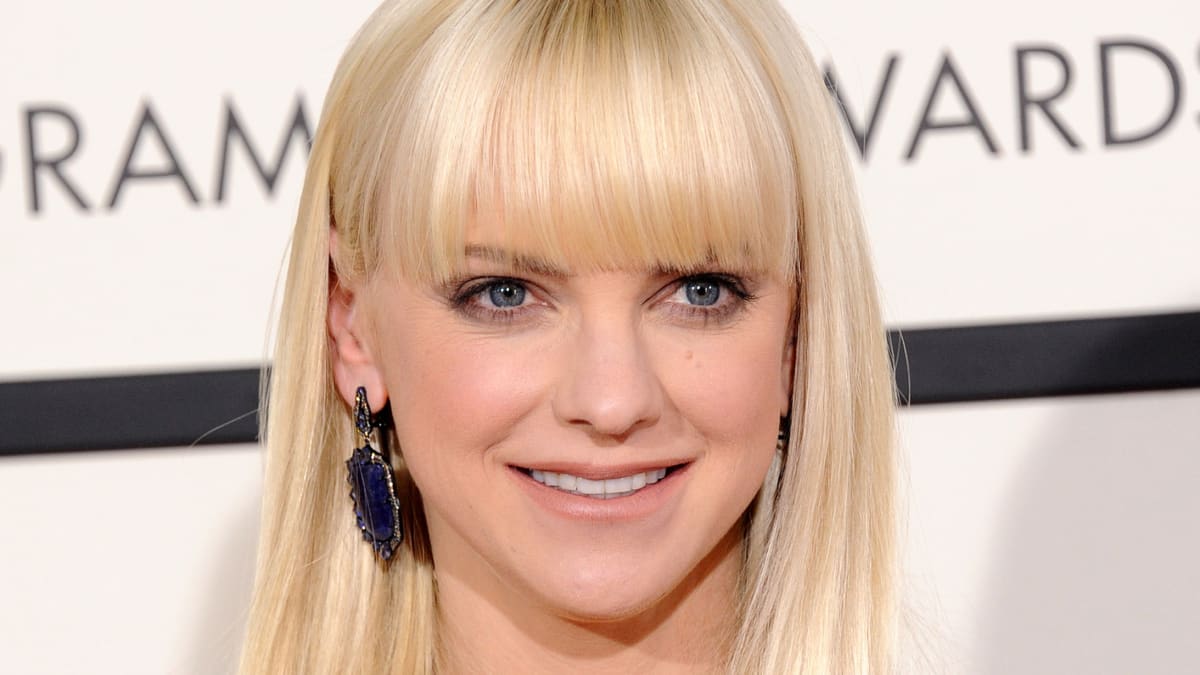 Anna Faris Before and After - The Glow Memo