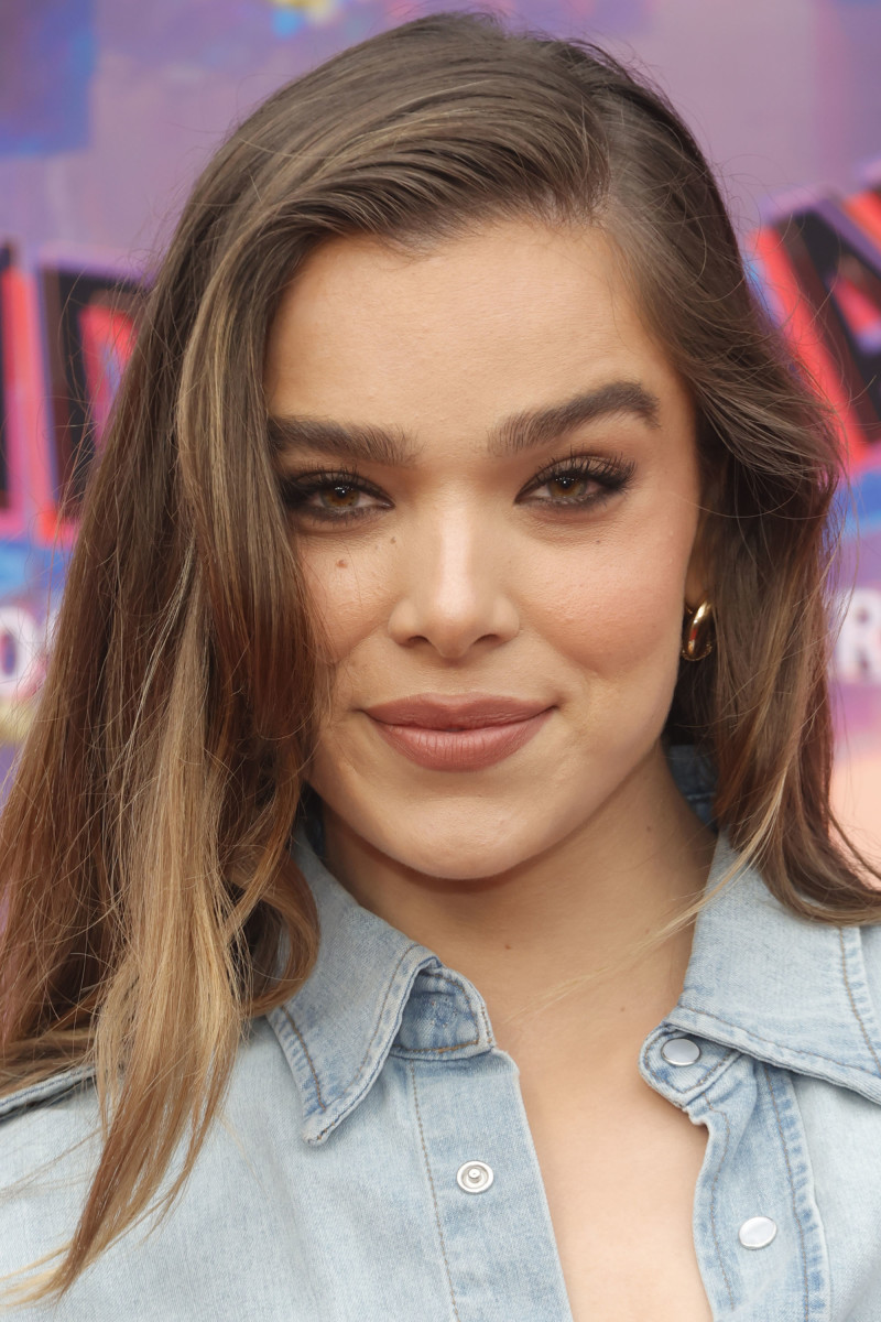 Hailee Steinfeld Before and After: From 2010 to 2024 - The Glow Memo