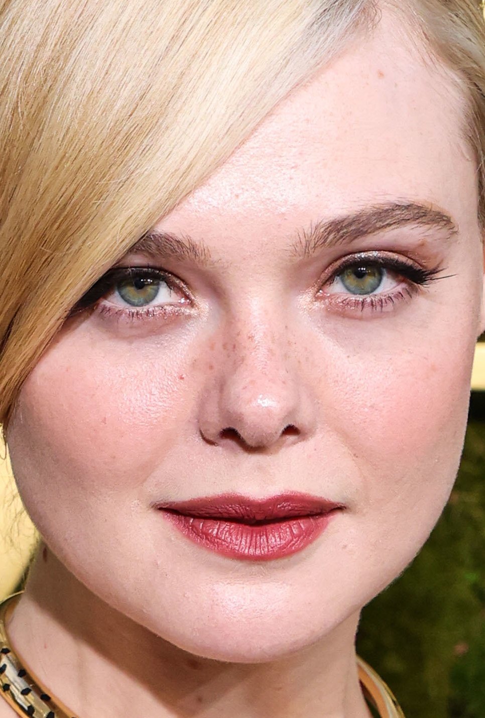 Elle Fanning Golden Globes 2025 close-up