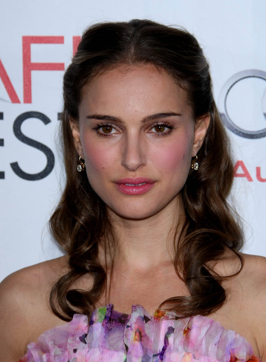 Natalie Portman hairstyle showing how to avoid triangle hair